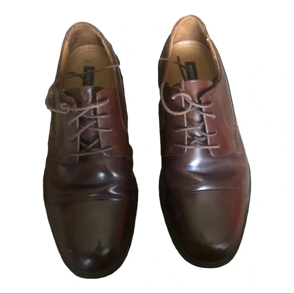 Men’s Leather lace up Brown Shoes 9 W In Excellent Used Condition